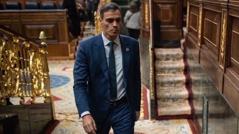 Pedro Sánchez sale del hemiciclo del Congreso. (Foto: EP)