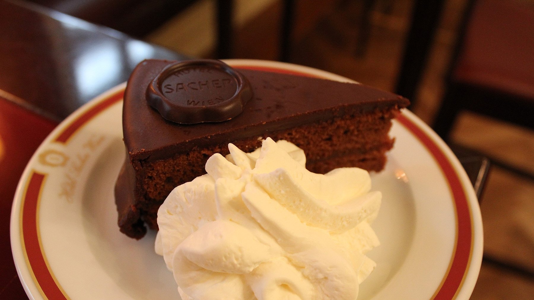 Tarta Sacher con crema. Foto: Antonio Campoy en Wikimedia Commons.