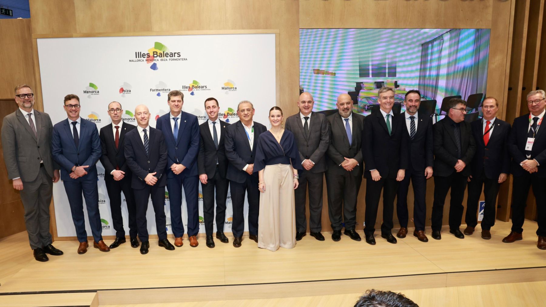 La delegación balear en Fitur con la presidenta Marga Prohens en el centro.