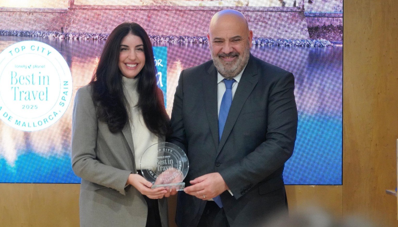 El alcalde de Palma, Jaime Martínez, recibe el premio de Emily Huff de Lonely Planet.