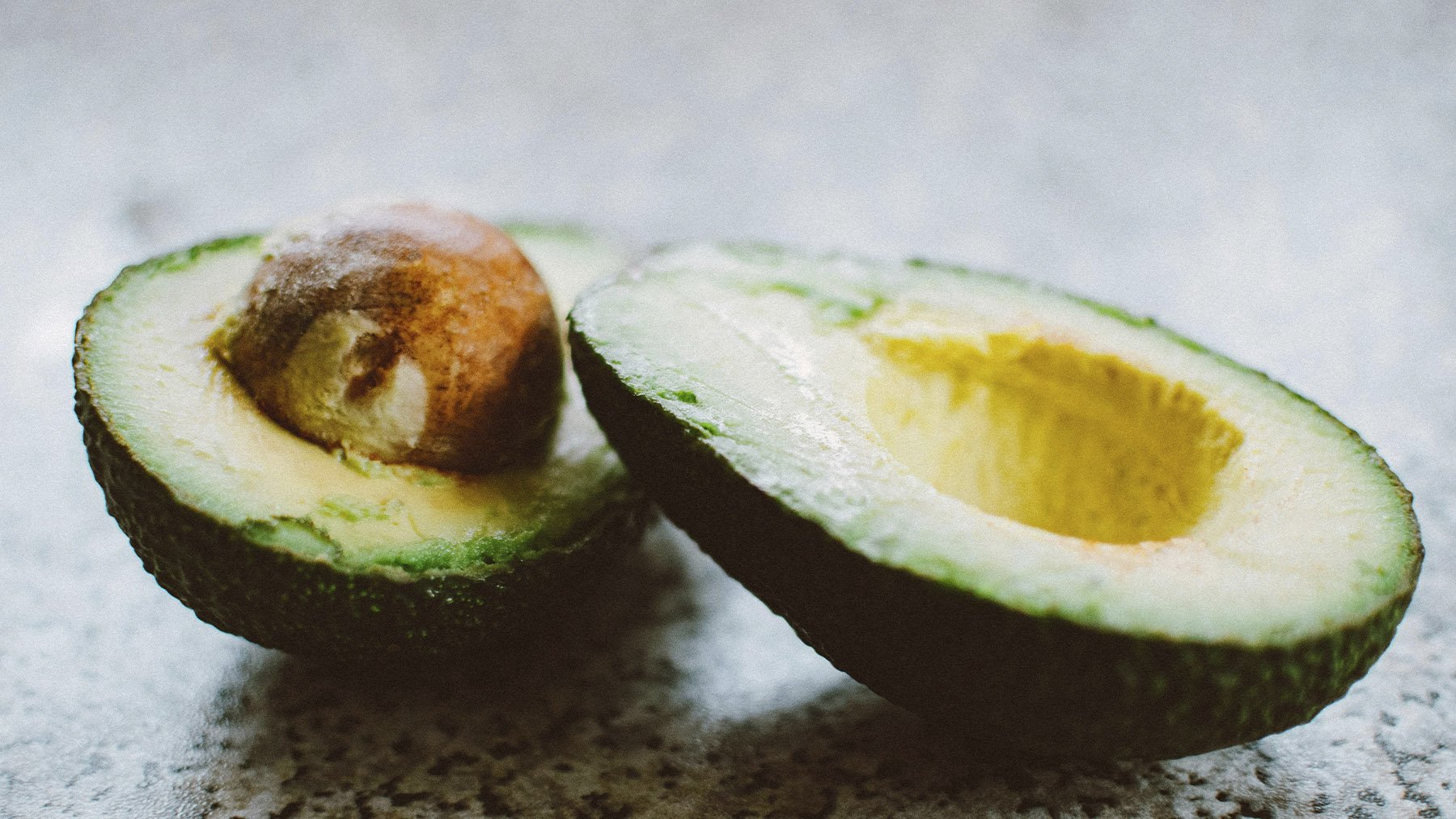 Aguacate partido a la mitad. Foto: Pexels.