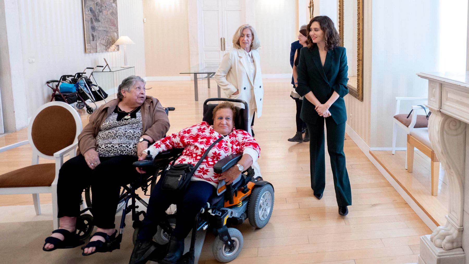 Isabel Díaz Ayuso con los mayores de una residencia.