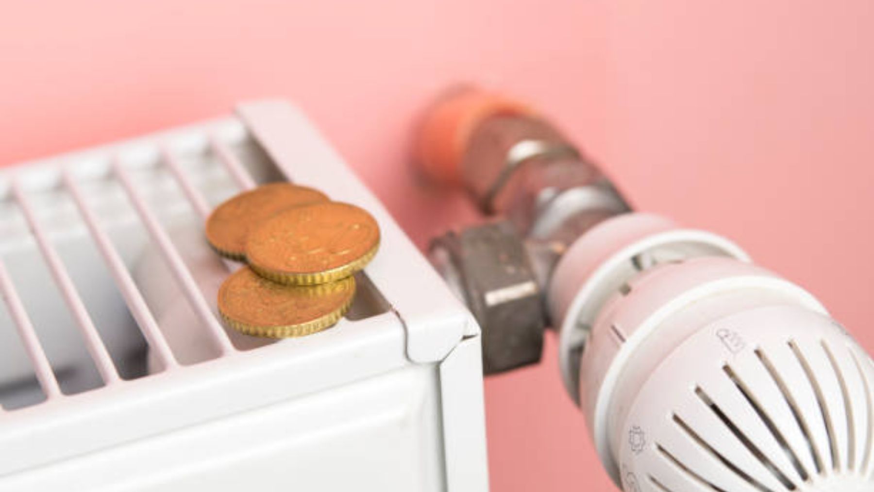 Monedas sobre un radiador.