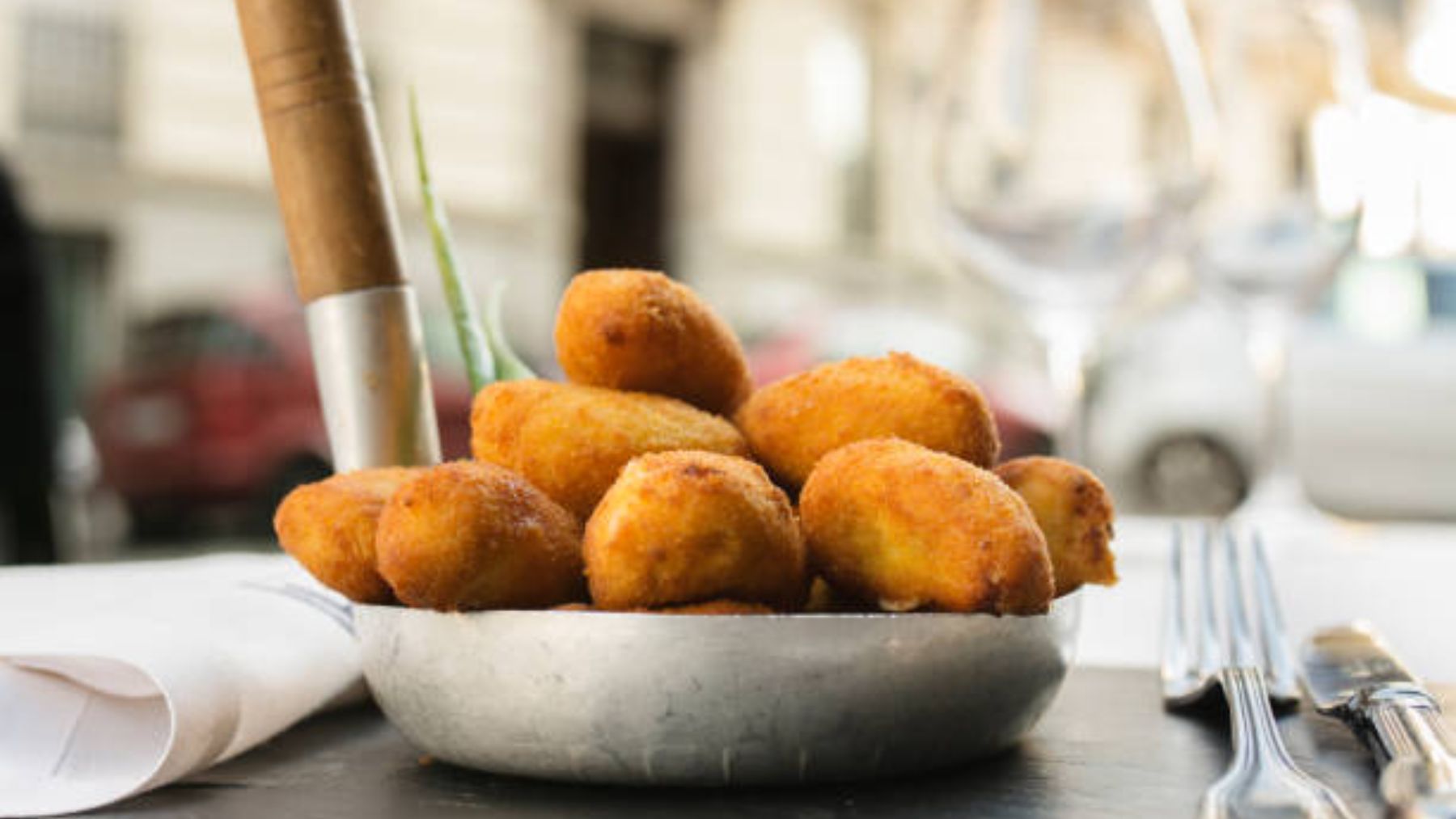 Plato de una tapa de croquetas en un bar.