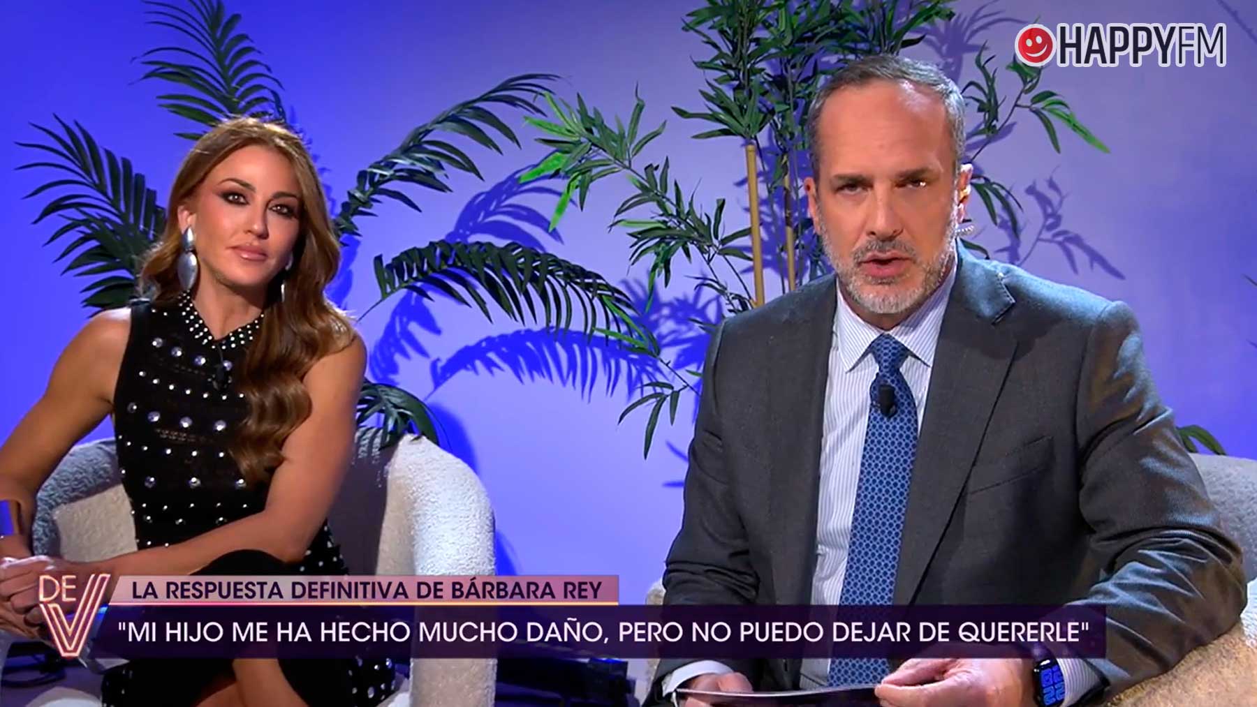 Bea Archidona y Santi Acosta presentan cada semana De viernes (Mediaset).