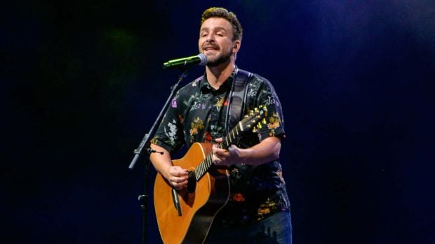 Diego Cantero, cantante de Funambulista, durante su puesta en escena en el Festival de Starlite. (Foto: Gtres)