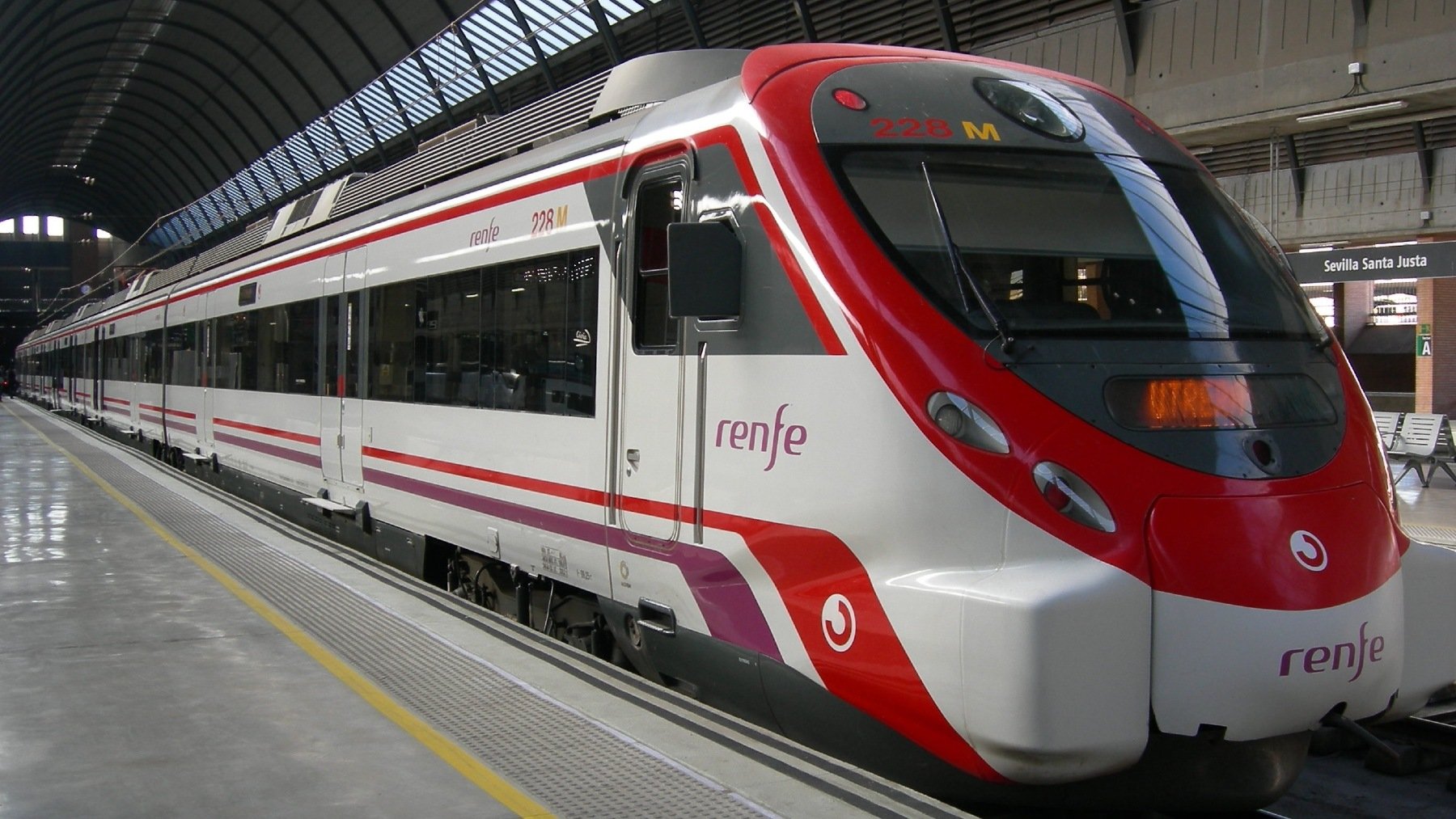 Un tren de Renfe en la estación sevillana de Santa Justa.