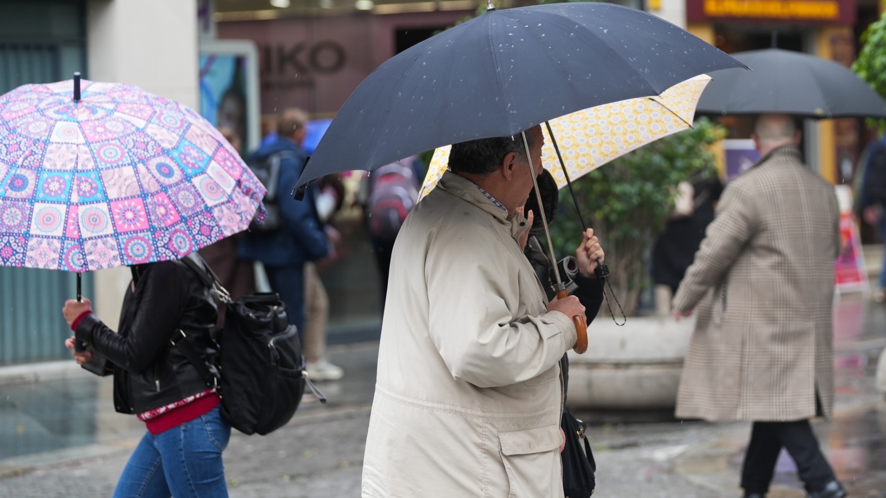 Personas caminando bajo la lluvia. (EP)