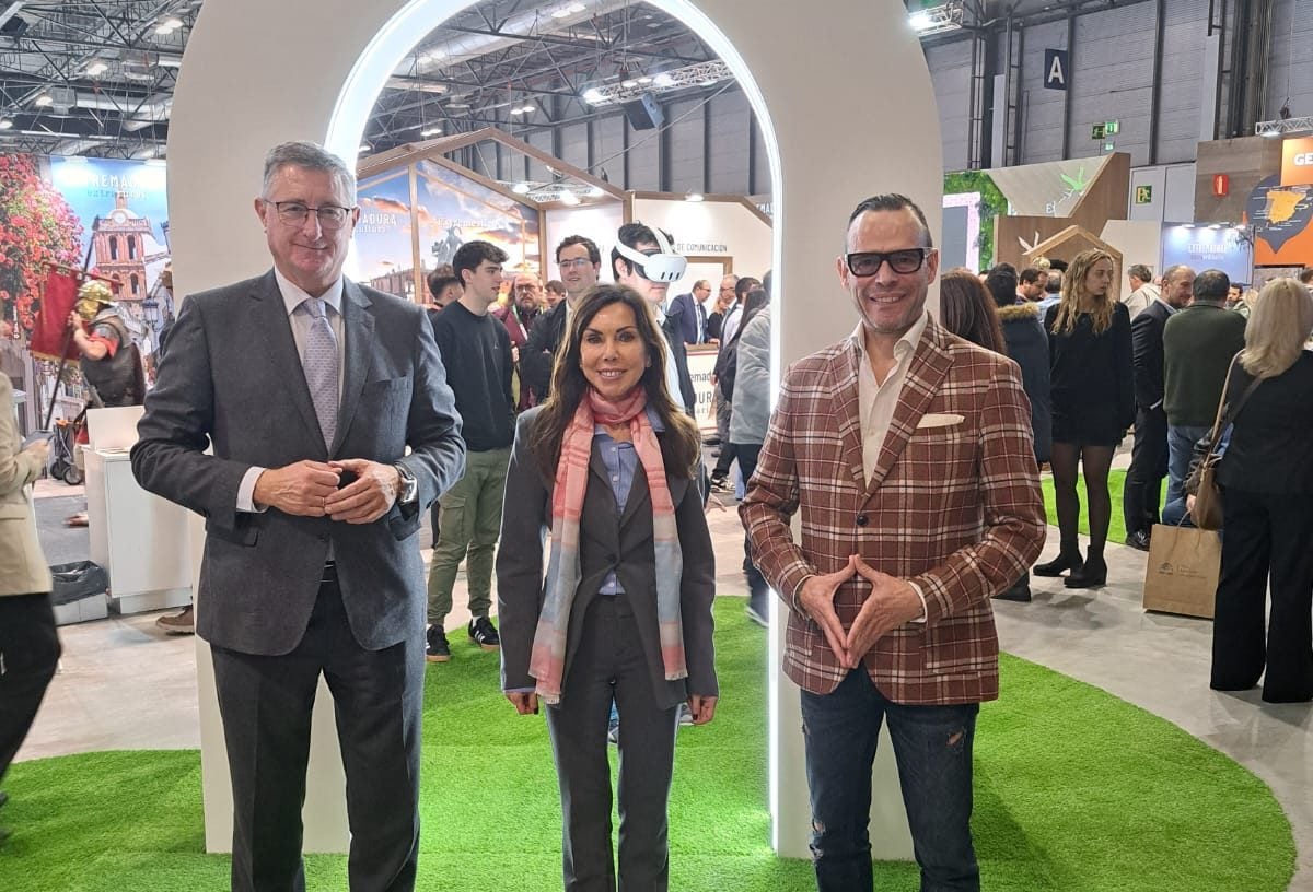 De izq. a dcha. El Consejero de Turismo, Manuel Blasco, la presidenta de las Cortes de Aragón, Marta Fernández y el director general de Cultura, Pedro Olloqui @Cortes de Aragón