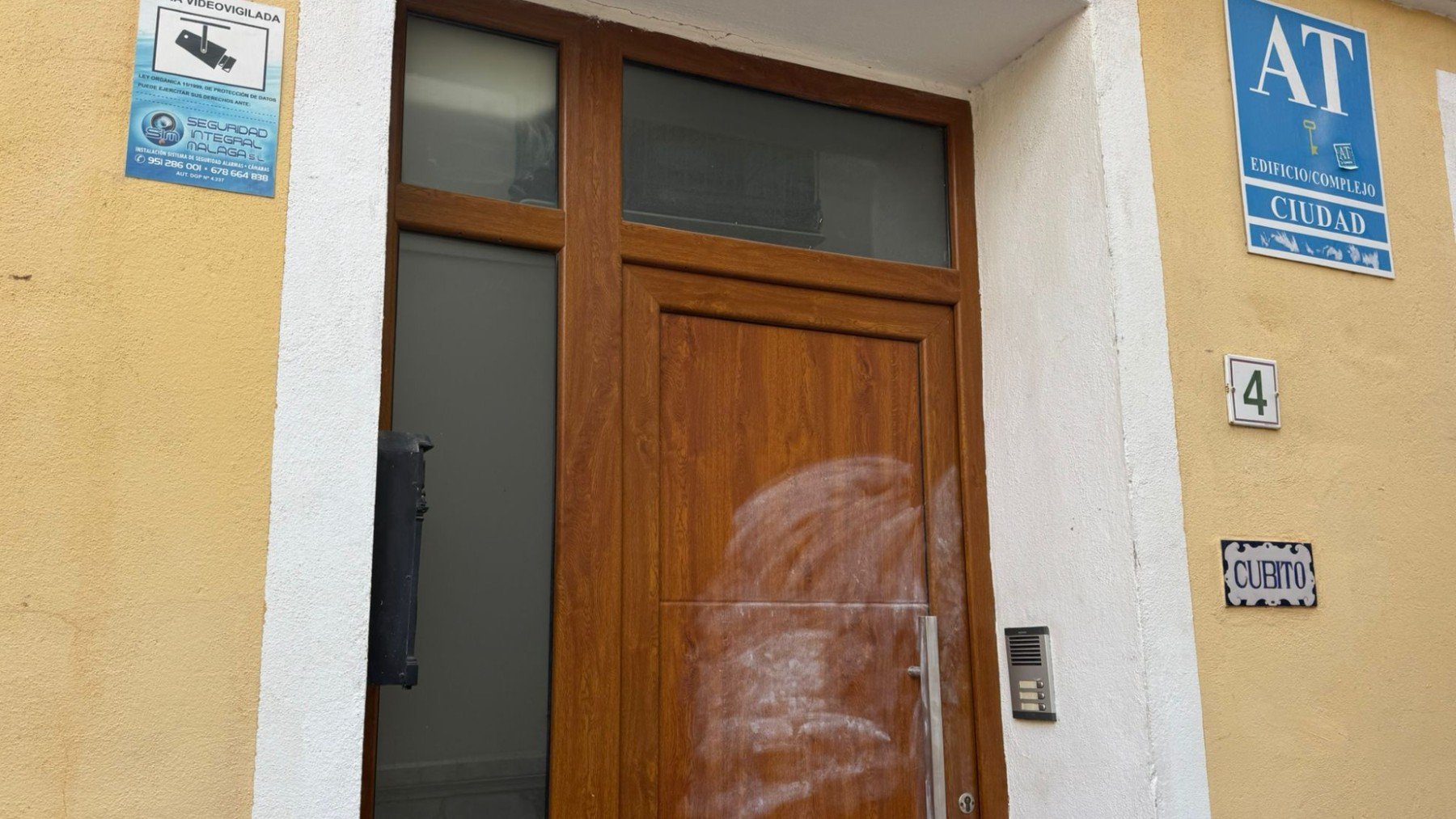 La Policía Científica recogió huellas en la puerta de los apartamentos. Foto: OKDIARIO.