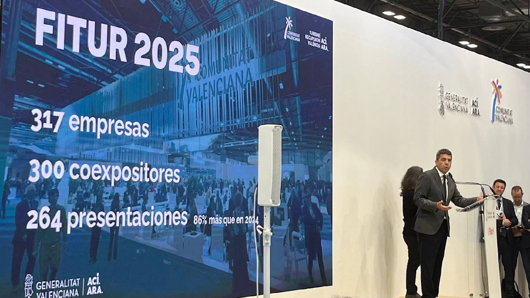 Carlos Mazón, este jueves, en Fitur. A su derecha, las cifras de la Comunidad Valenciana en Fitur este 2025.