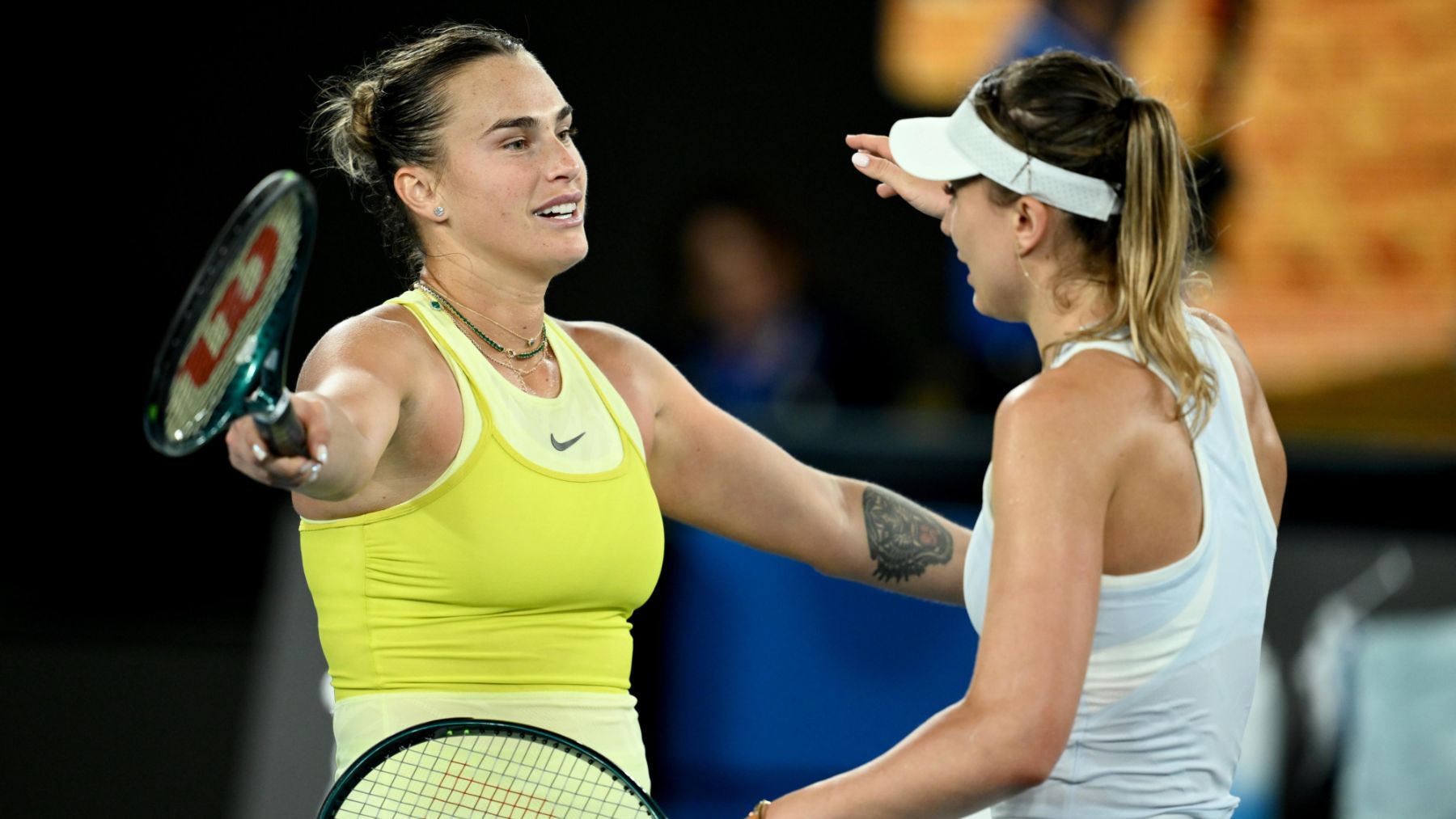 Badosa y Sabalenka se abrazan tras finalizar la semifinal del Open de Australia. (EFE)