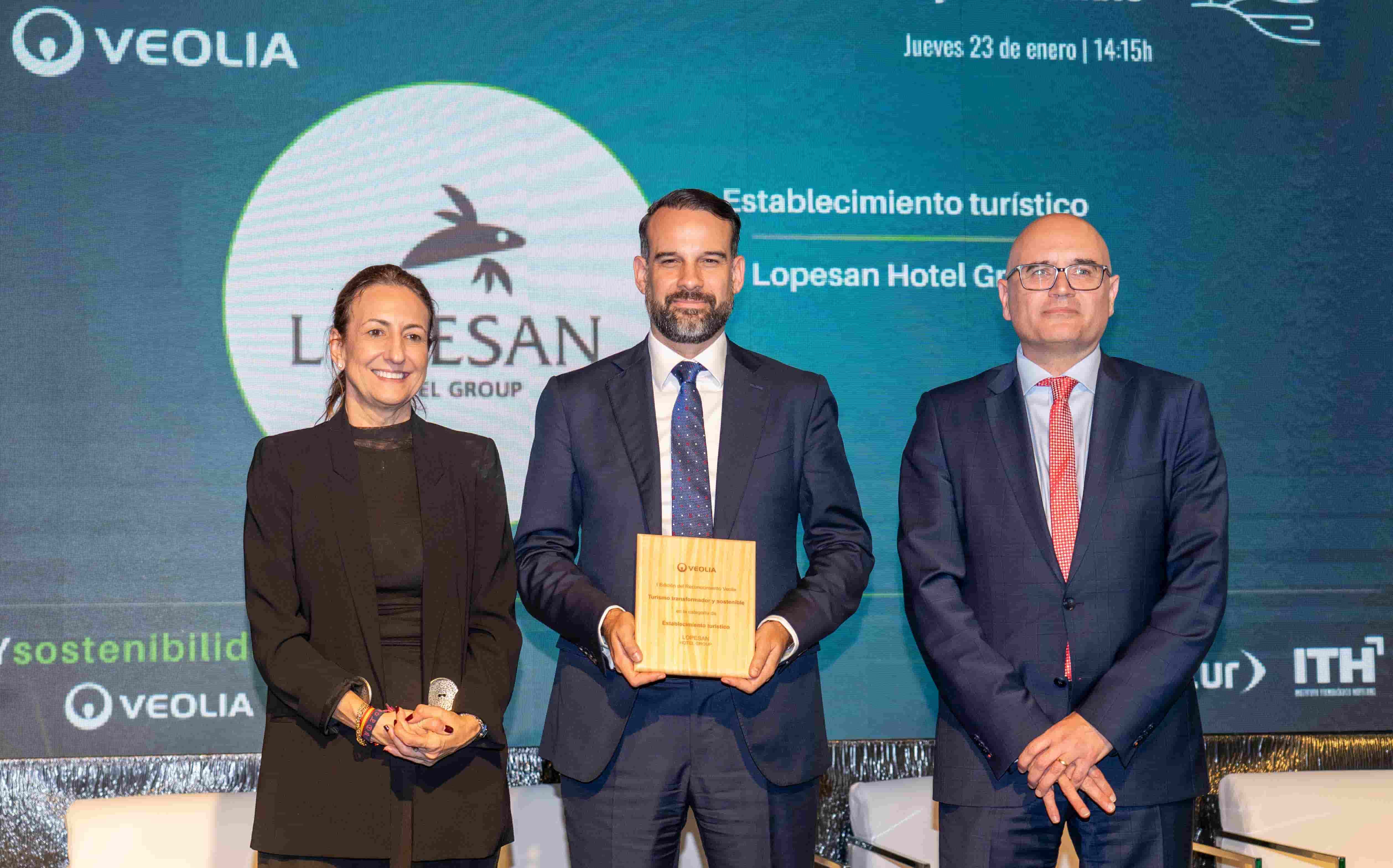 El director general de la División Hotelera del Grupo Lopesan, José Alba, recogiendo el premio Veolia @GrupoLopesan