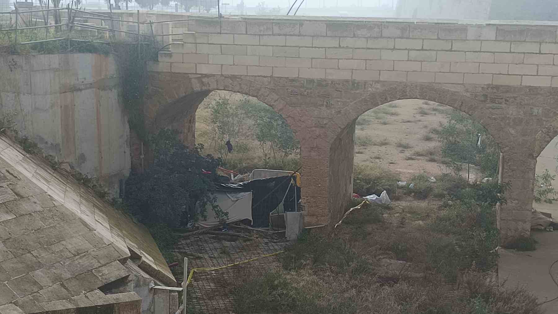 Chabola debajo del puente que cruza el foso del Baluard del Príncep de Palma.