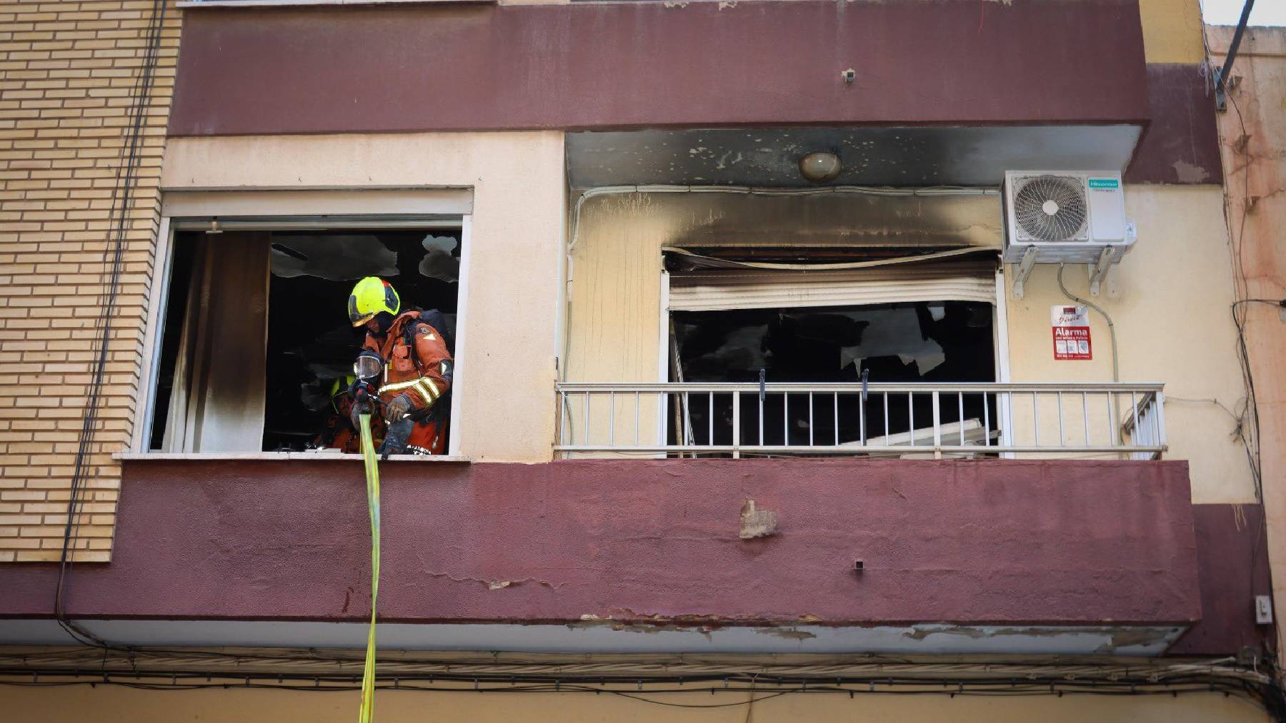 Un bombero en la vivienda en que ha fallecido la mujer este viernes, en Torrent (Valencia).