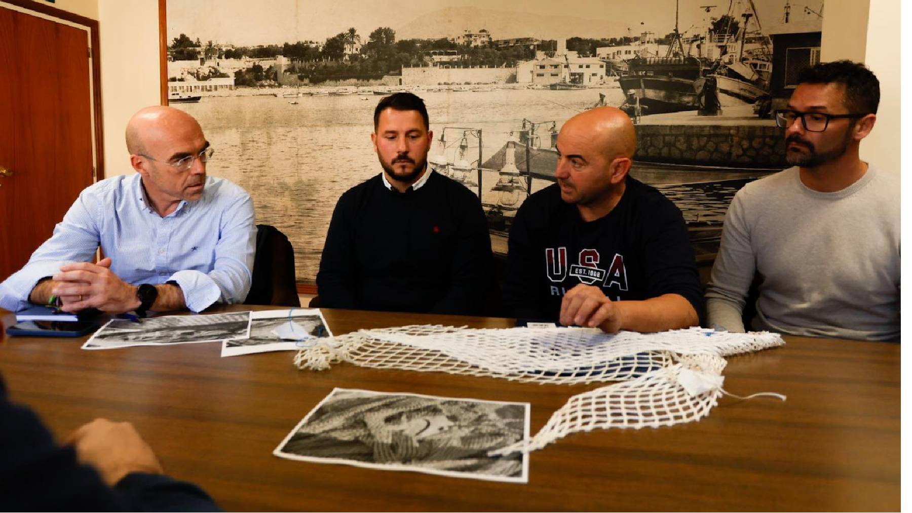 Jorge Buxadé, este viernes, en su reunión con profesionales del sector pesquero en Villajoyosa (Alicante).