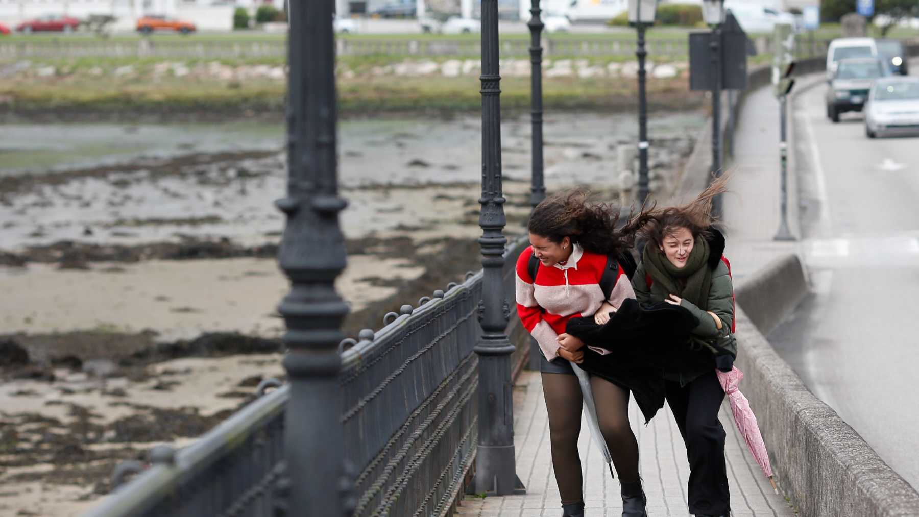 Dos jóvenes caminan contra el viento en Lugo. (Foto: Ep)