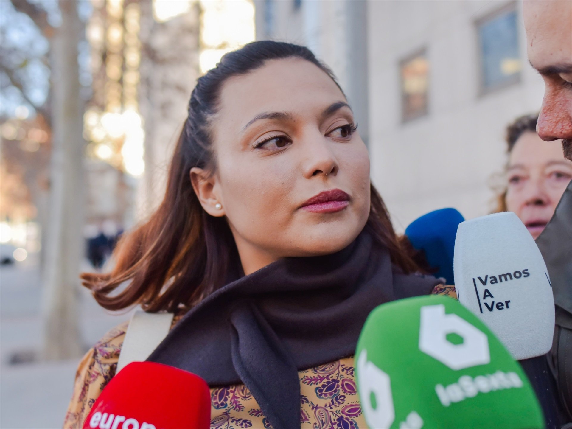 Elisa Mouliaá frente a los juzgados.