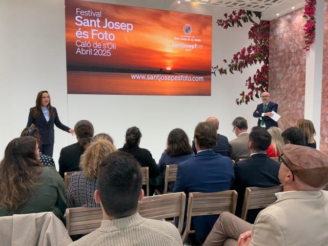 Sant Josep, presentando el festival Sant Josep és Foto en Fitur.