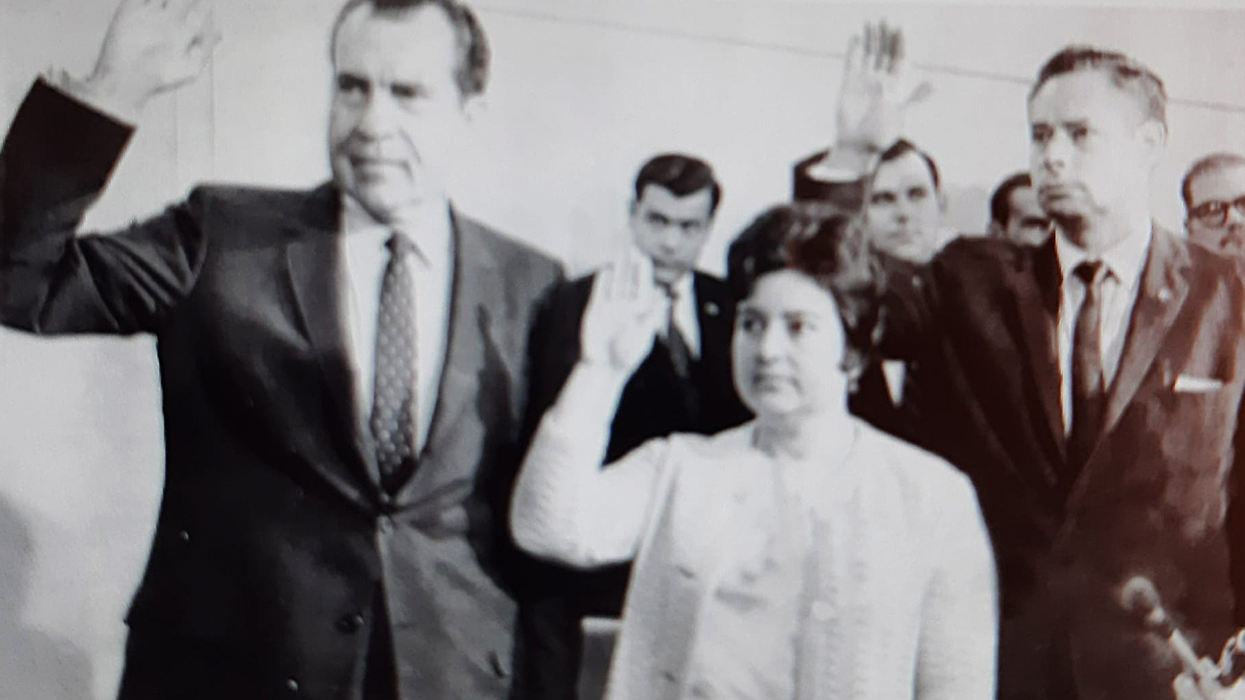 Manuel Sánchez y su mujer jurando la Constitución junto a Nixon.