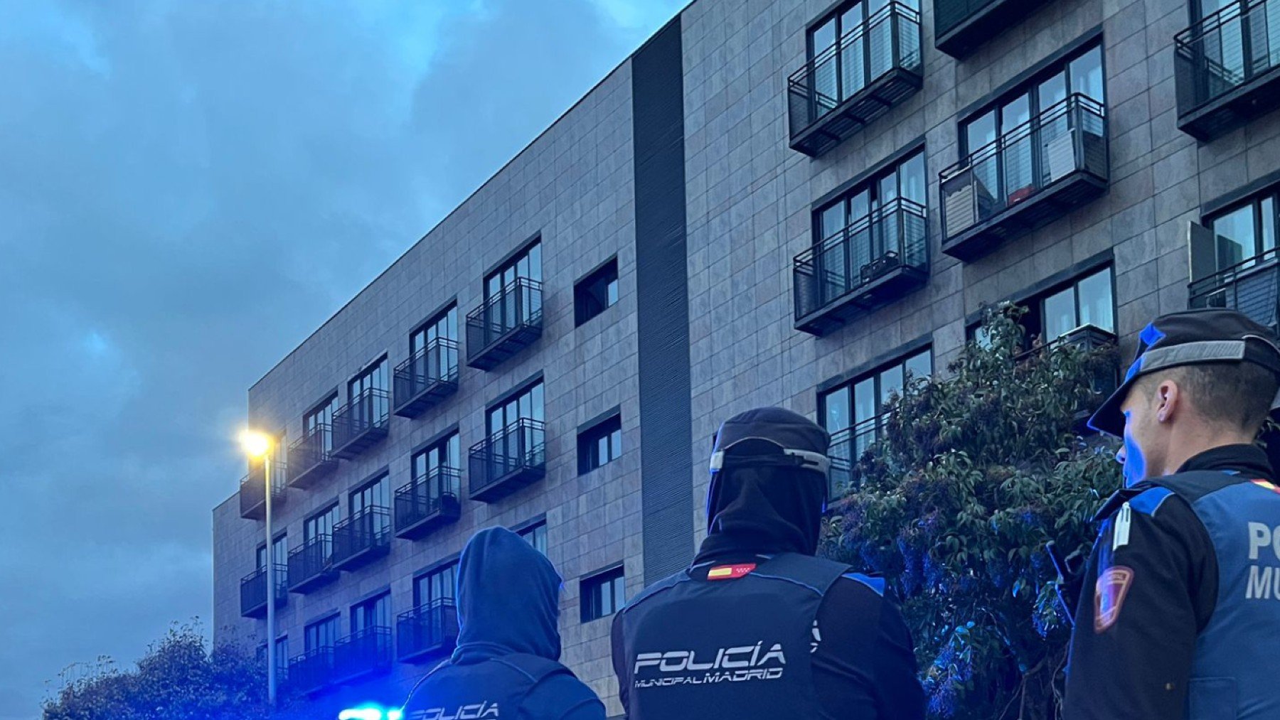 La Policía controla el ‘hotel okupa’ de Madrid, tras la reyerta mortal.