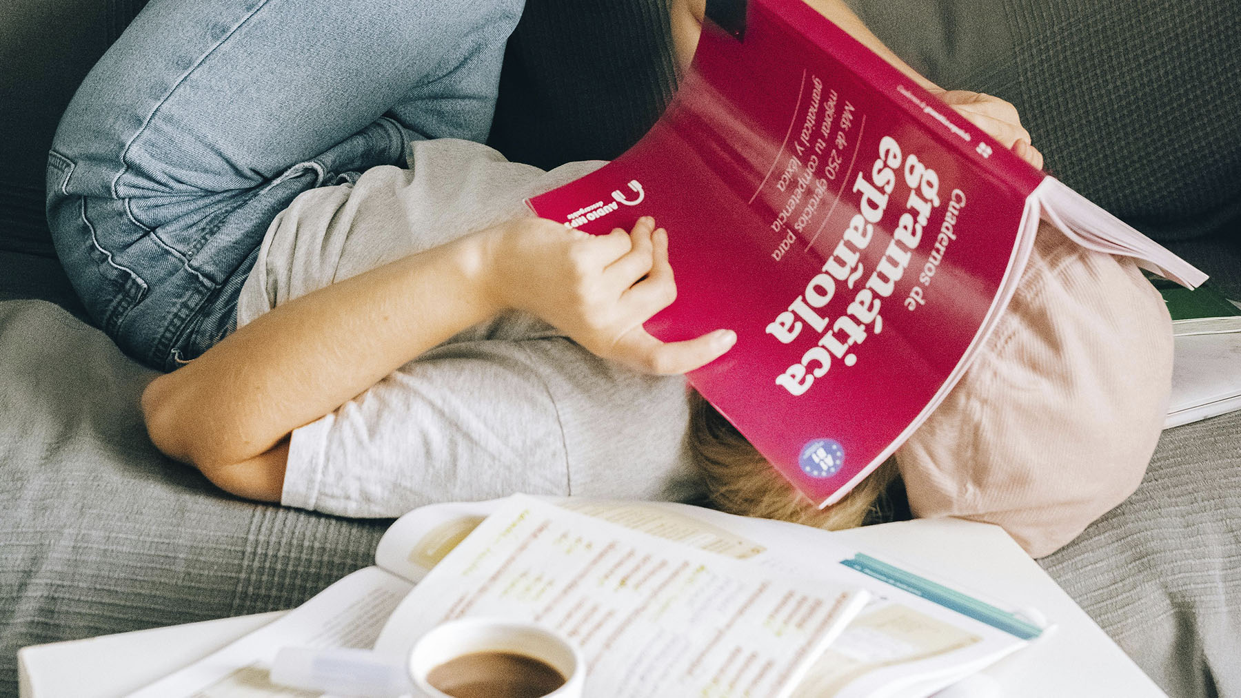 Mujer con un libro de gramática española. Foto: Pexels.