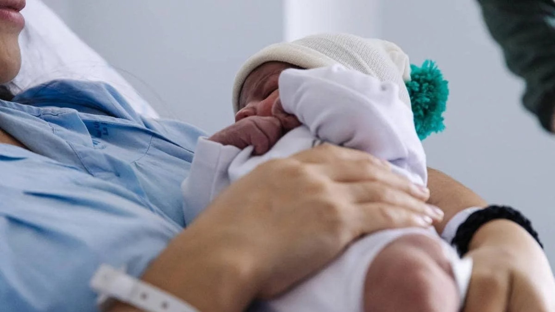 Madre con bebé recién nacido. (EP)