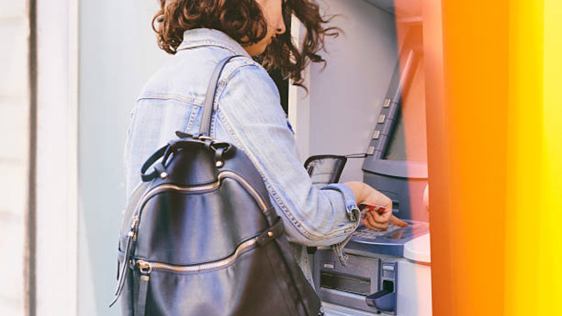 Mujer en el cajero de un banco.