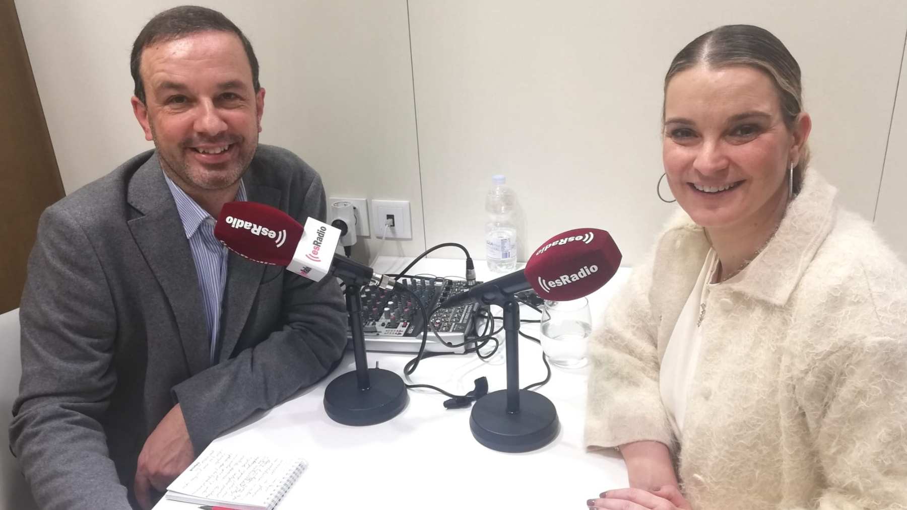 El periodista Gabriel Torres con la presidenta del Govern, Marga Prohens.