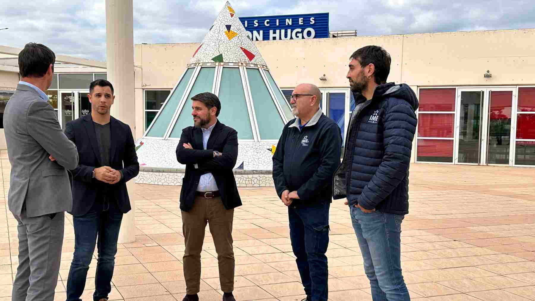 El primer teniente de alcalde, Javier Bonet, visita las Piscinas de Son Hugo.