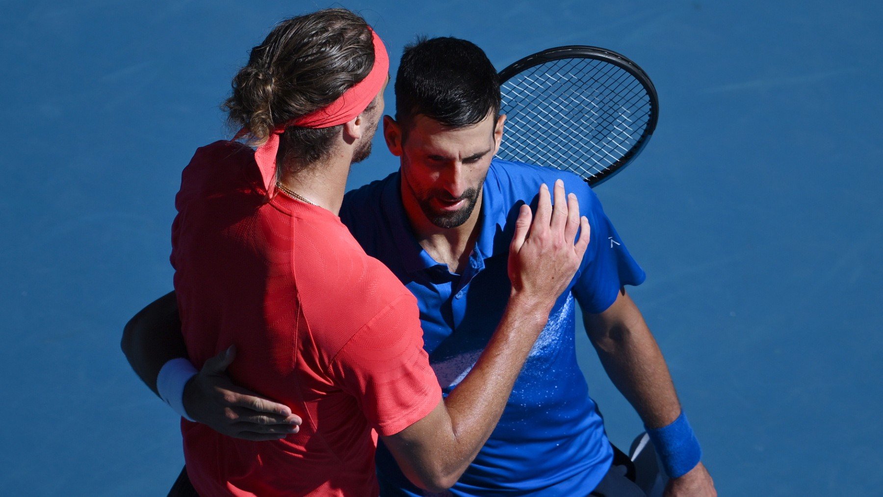 Zverev y Djokovic se abrazan tras el abandono del serbio en Australia. (EFE)