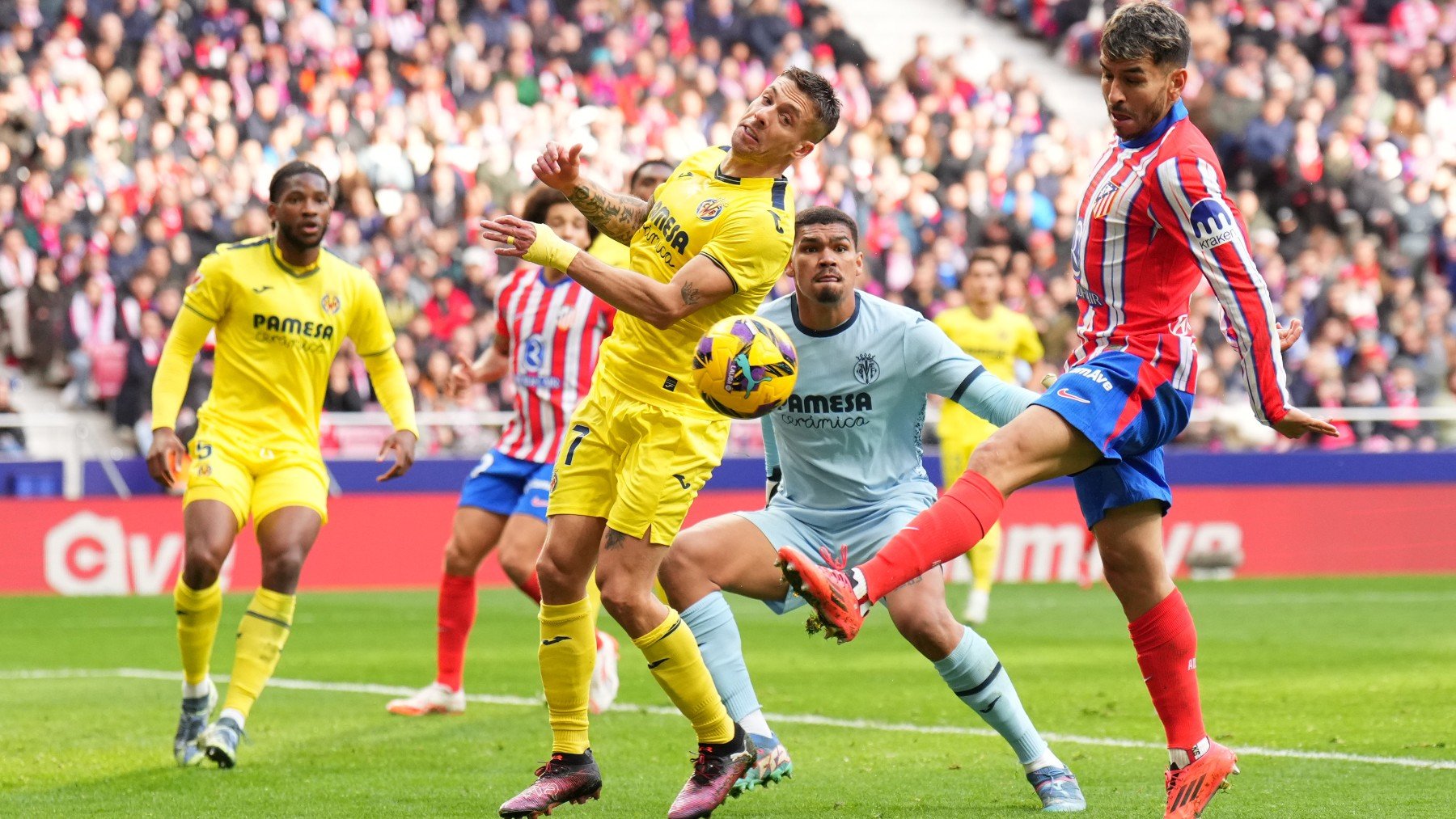 Correa intenta rematar un balón durante el Atlético-Villarreal. (Getty)