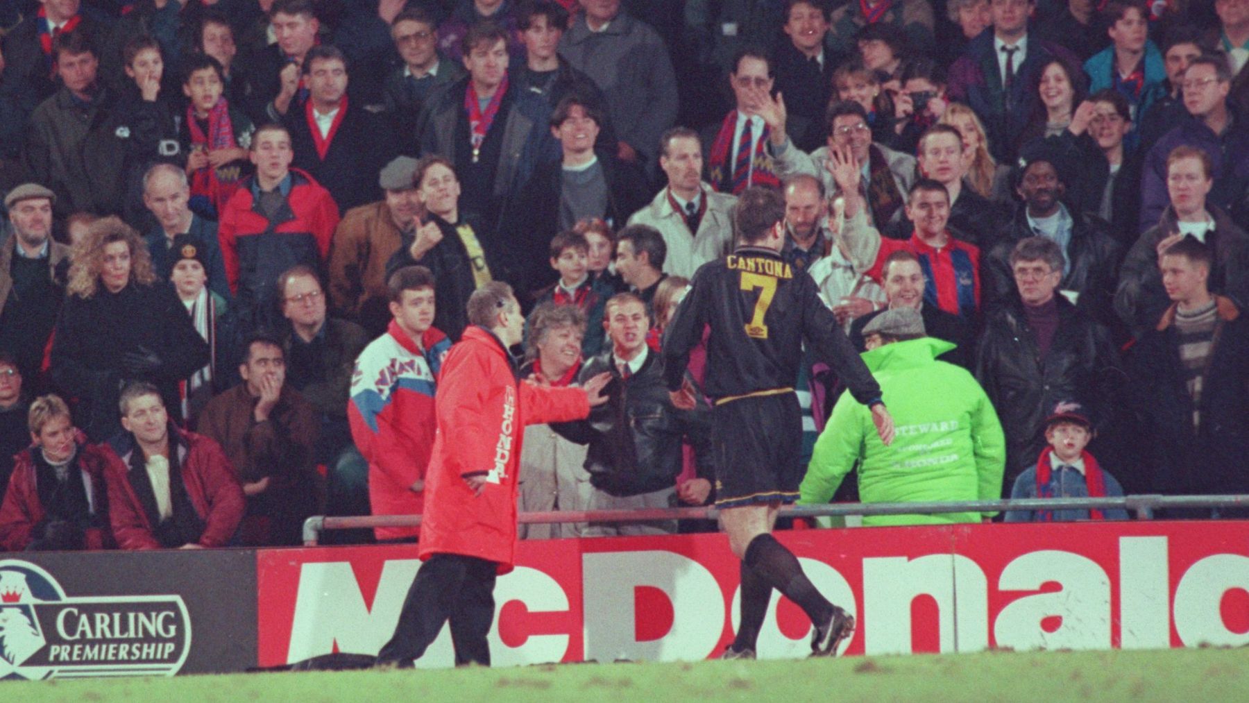 Cantona durante el famoso partido contra el Palace en 1995. (Getty)