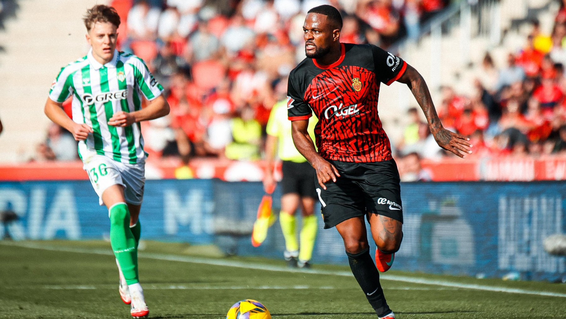 Larin avanza en un momento del partido.