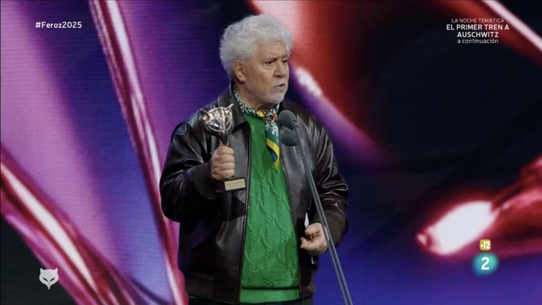 Pedro Almodóvar con su Premoo Feroz 2025.