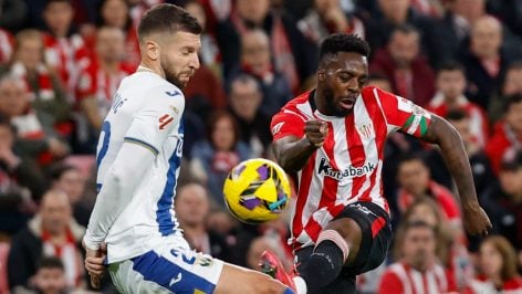 Iñaki Williams golpea un balón ante Nastasic en el Athletic-Leganés. (EFE)