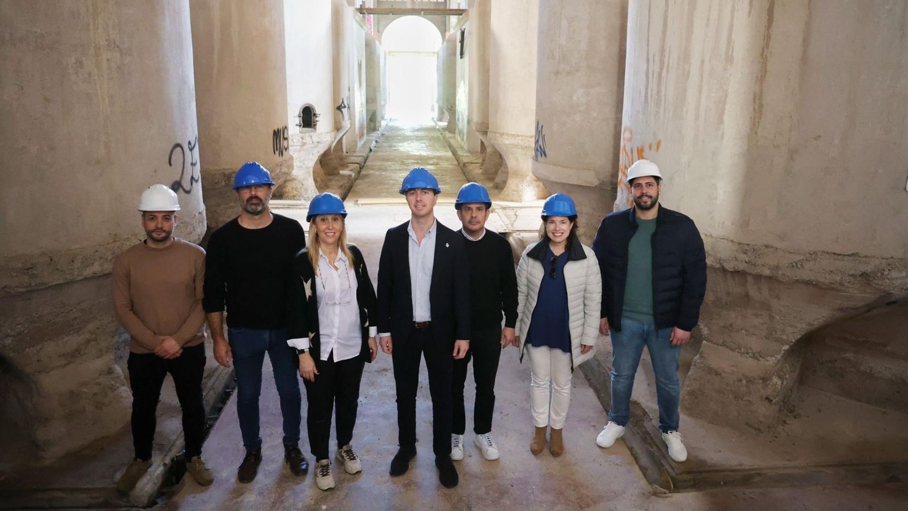 Llorenç Galmés junto al conseller insular de Presidencia, Antoni Fuster, y la alcaldesa de Felanitx, Catalina Soler, visita Es Sindicat.