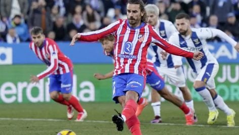 Griezmann, lanzando el penalti señalado al Atlético en Leganés.