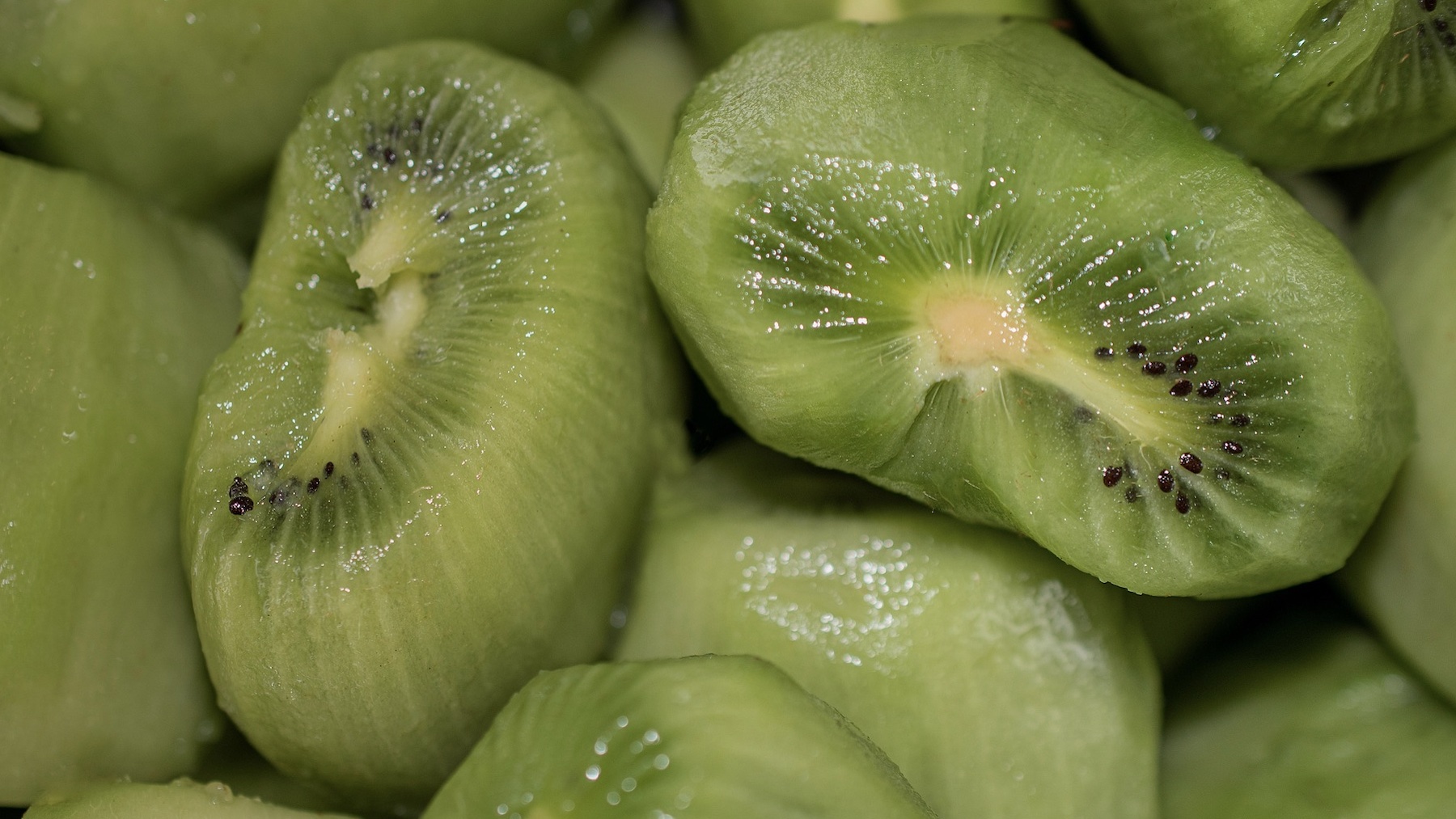 Kiwis pelados enteros. Foto: Pixabay.