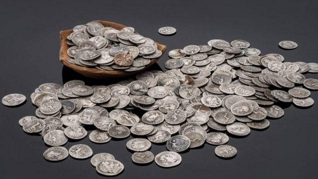 Hallazo histórico de monedas del Imperio Romano, descubrimiento en Inglaterra de monedas del Imperio Romano, hallazgo histórico de un tesoro romano valorado en 130.000 euros, increíble hallazgo histórico.