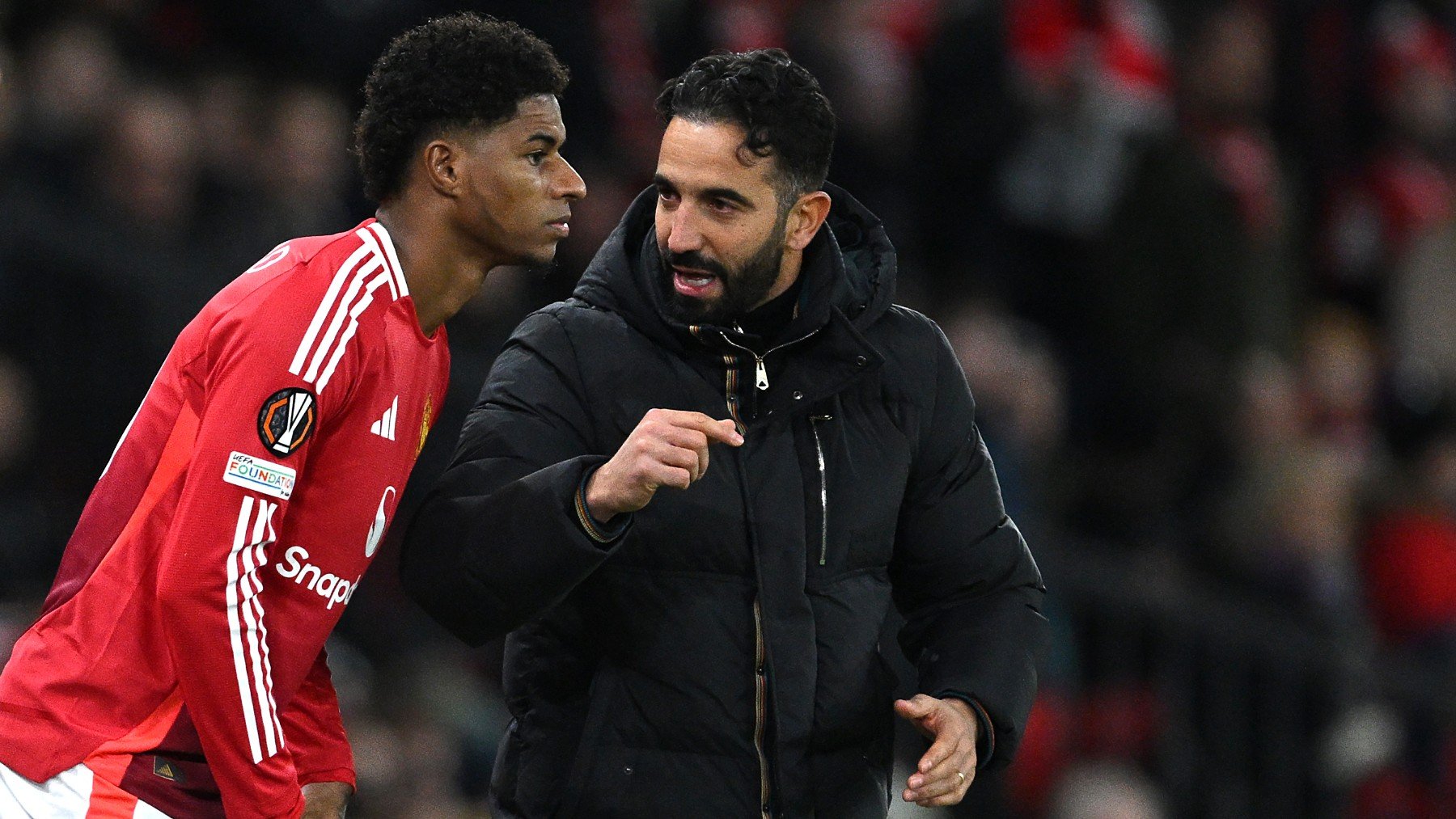 Amorim da instrucciones a Rashford en un partido de Europa League. (Getty)