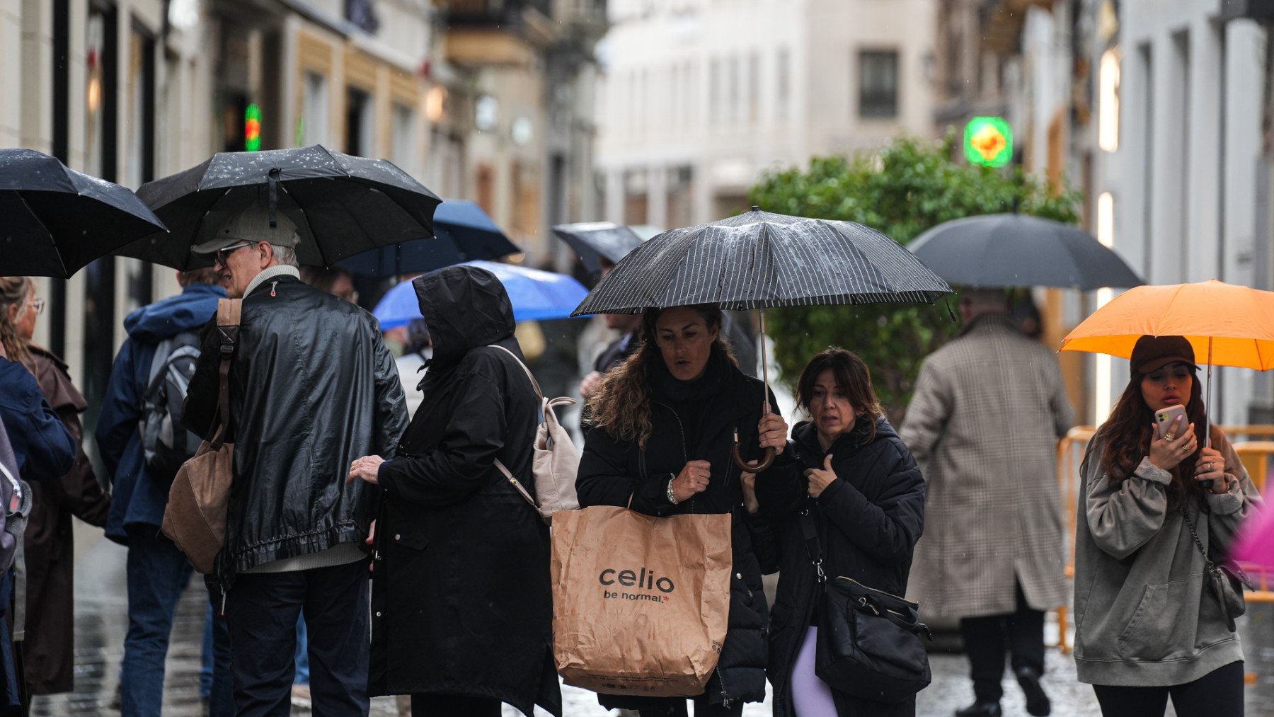 Personas caminando bajo la lluvia. (EP)