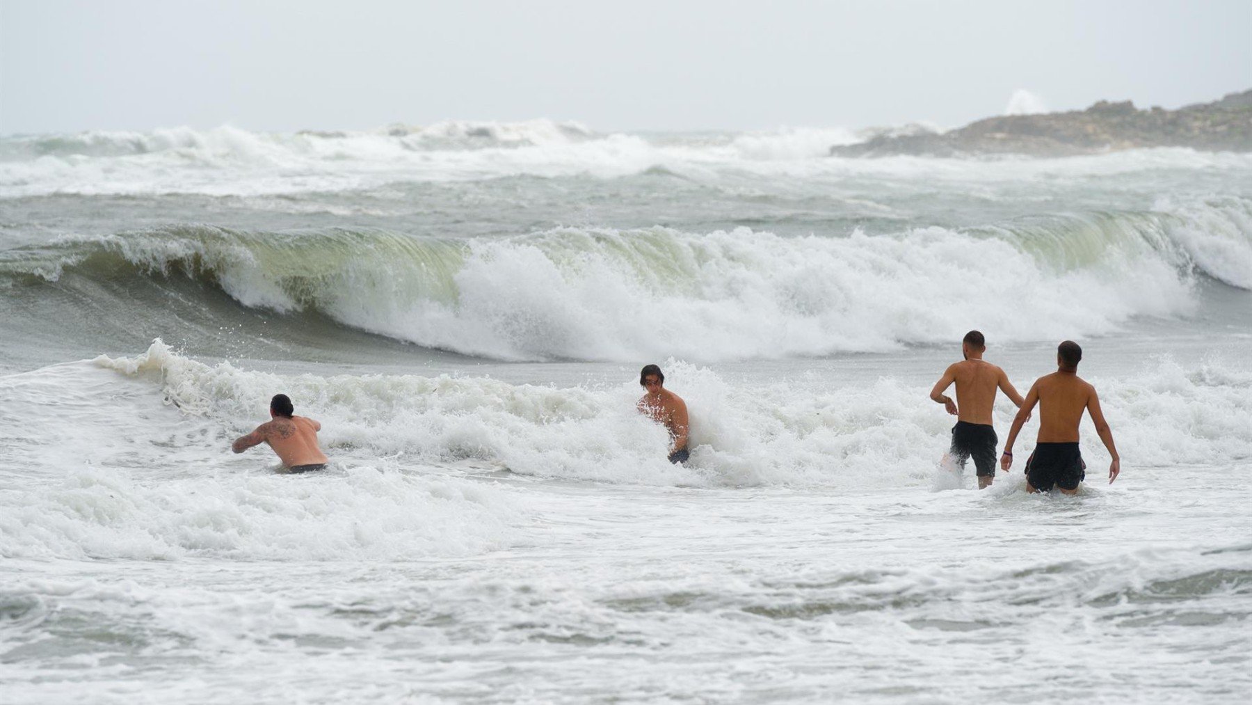 Algunos bañistas en la playa en septiembre.