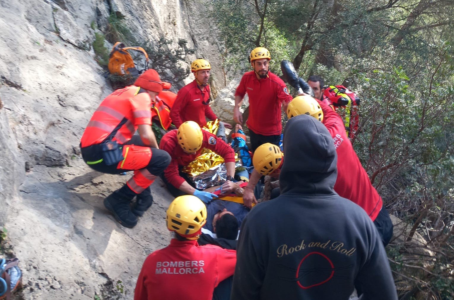 Los Bomberos de Mallorca actuando en uno de los rescates.