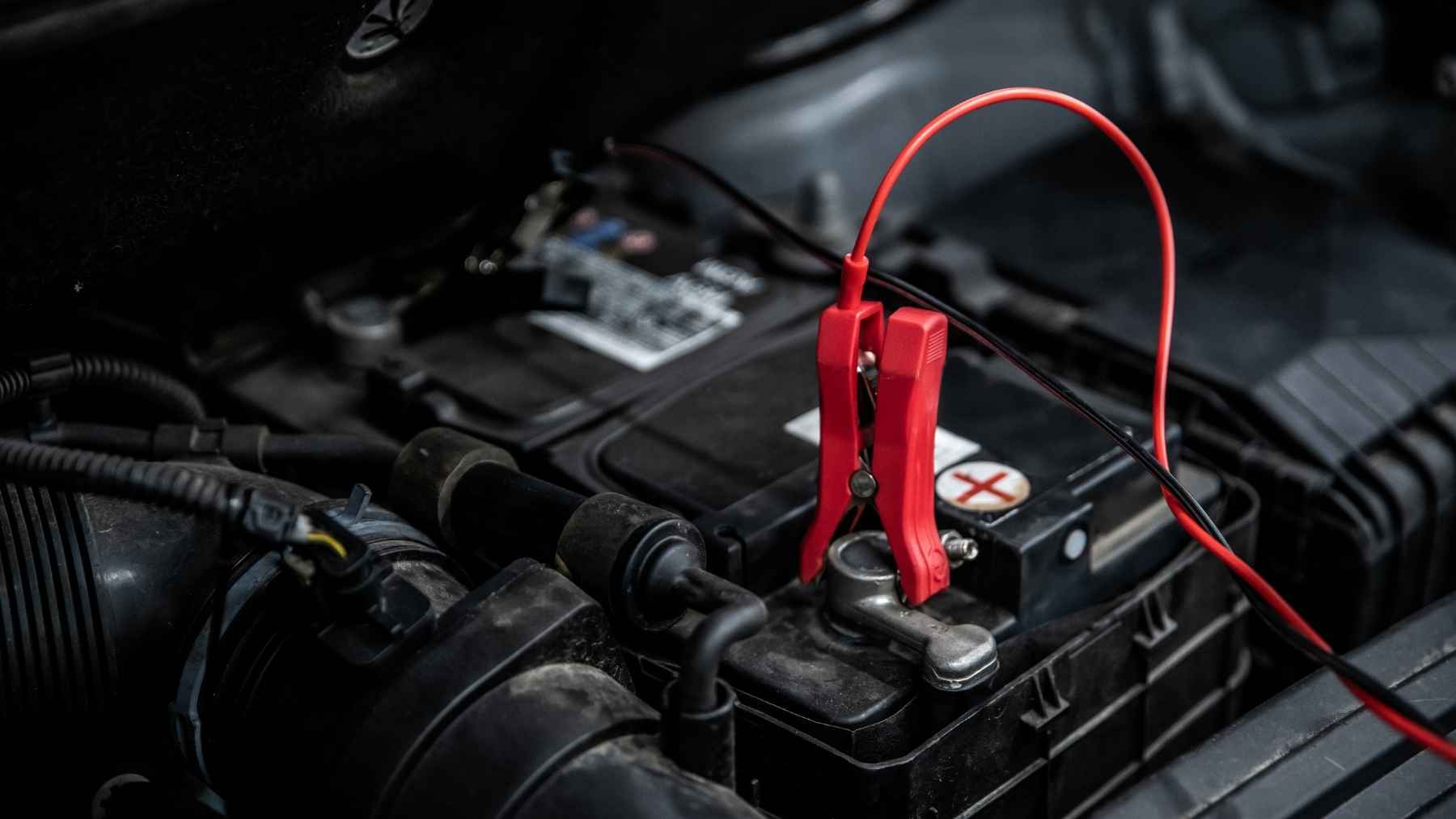 Ni empujando ni con pinzas: el truco de un mecánico para arrancar el coche cuando no tiene batería