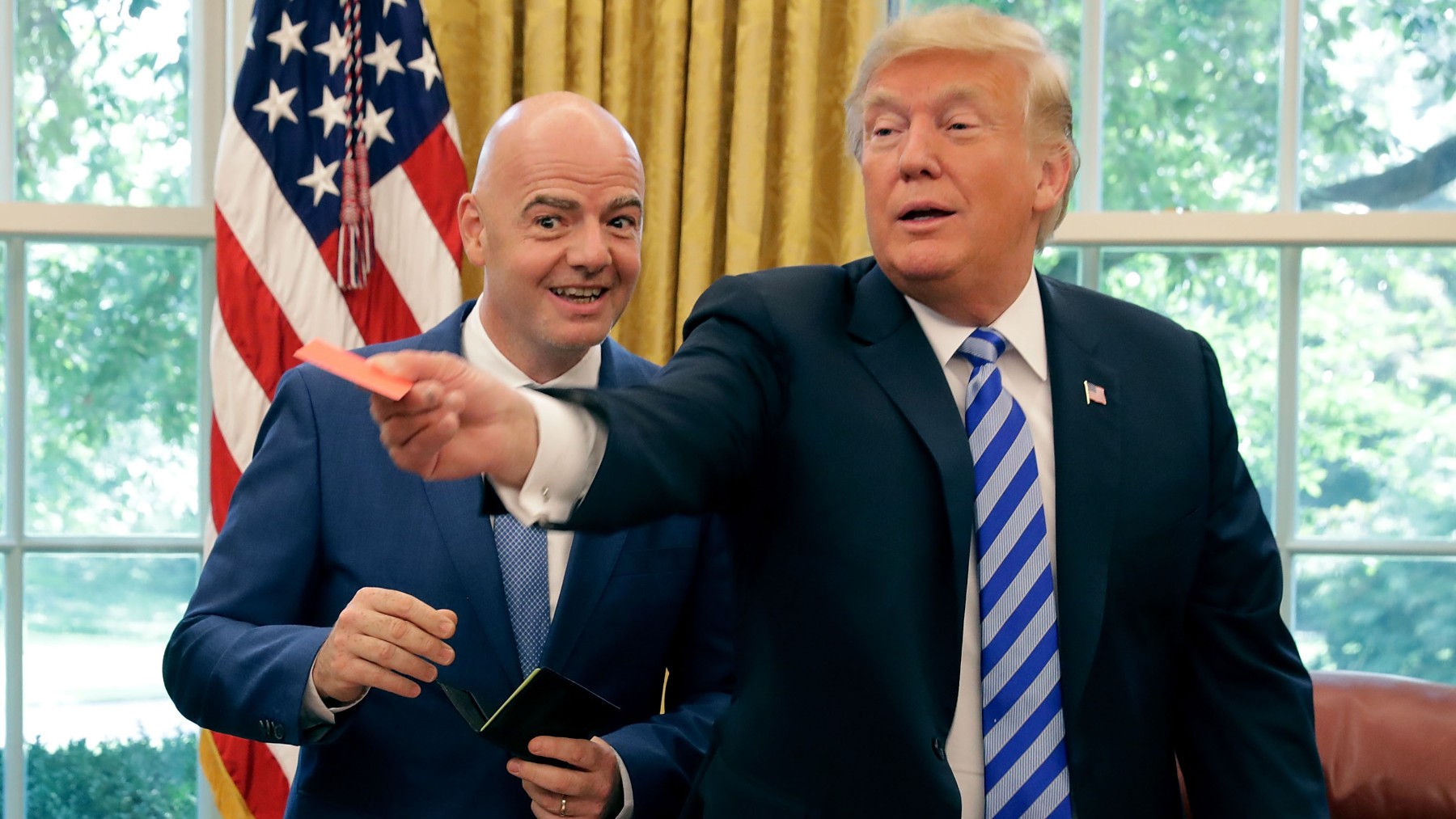 Donald Trump bromea con Gianni Infantino en el despacho oval. (Getty)