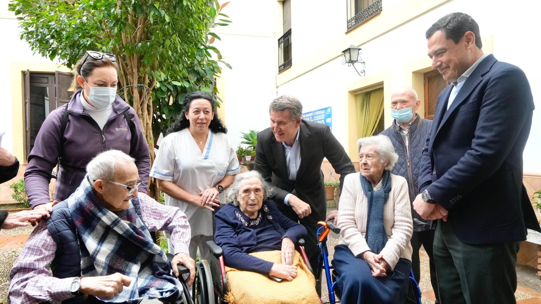 El presidente del PP, Núñez Feijóo y el presidente andaluz, Juanma Moreno, en una residencia de ancianos.