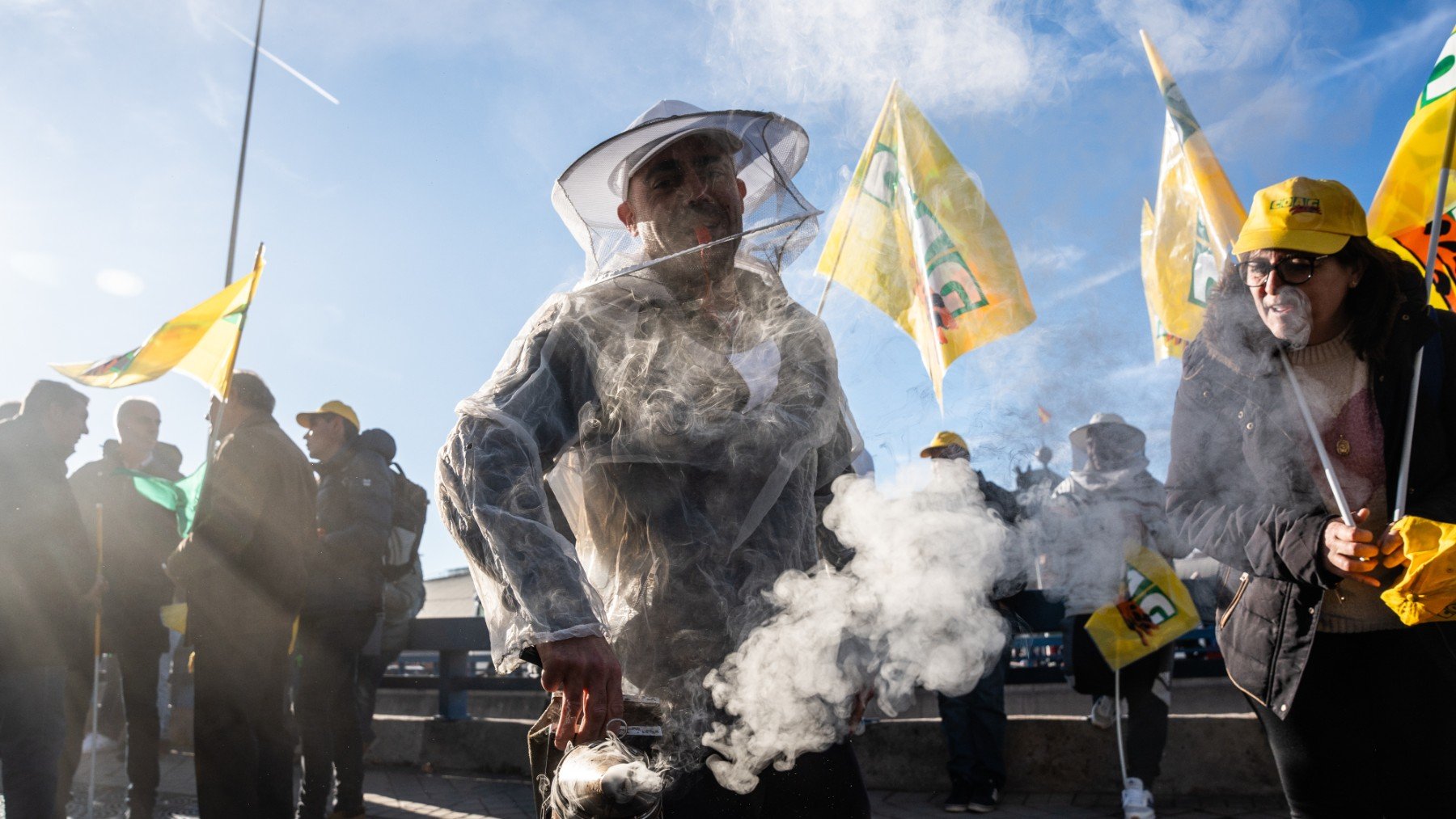 Apicultores durante una protesta de agricultores y ganaderos en Madrid. (Foto: Europa Press)