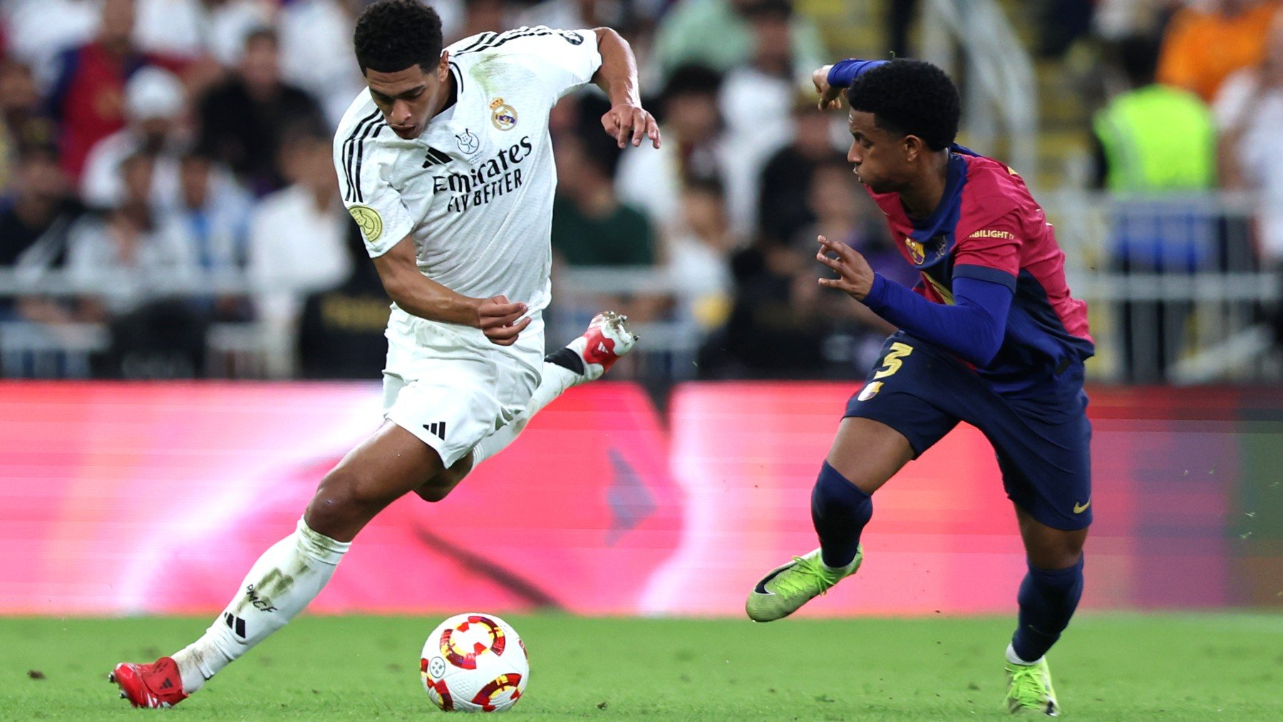 Balde contra Bellingham en un Clásico. (Getty)