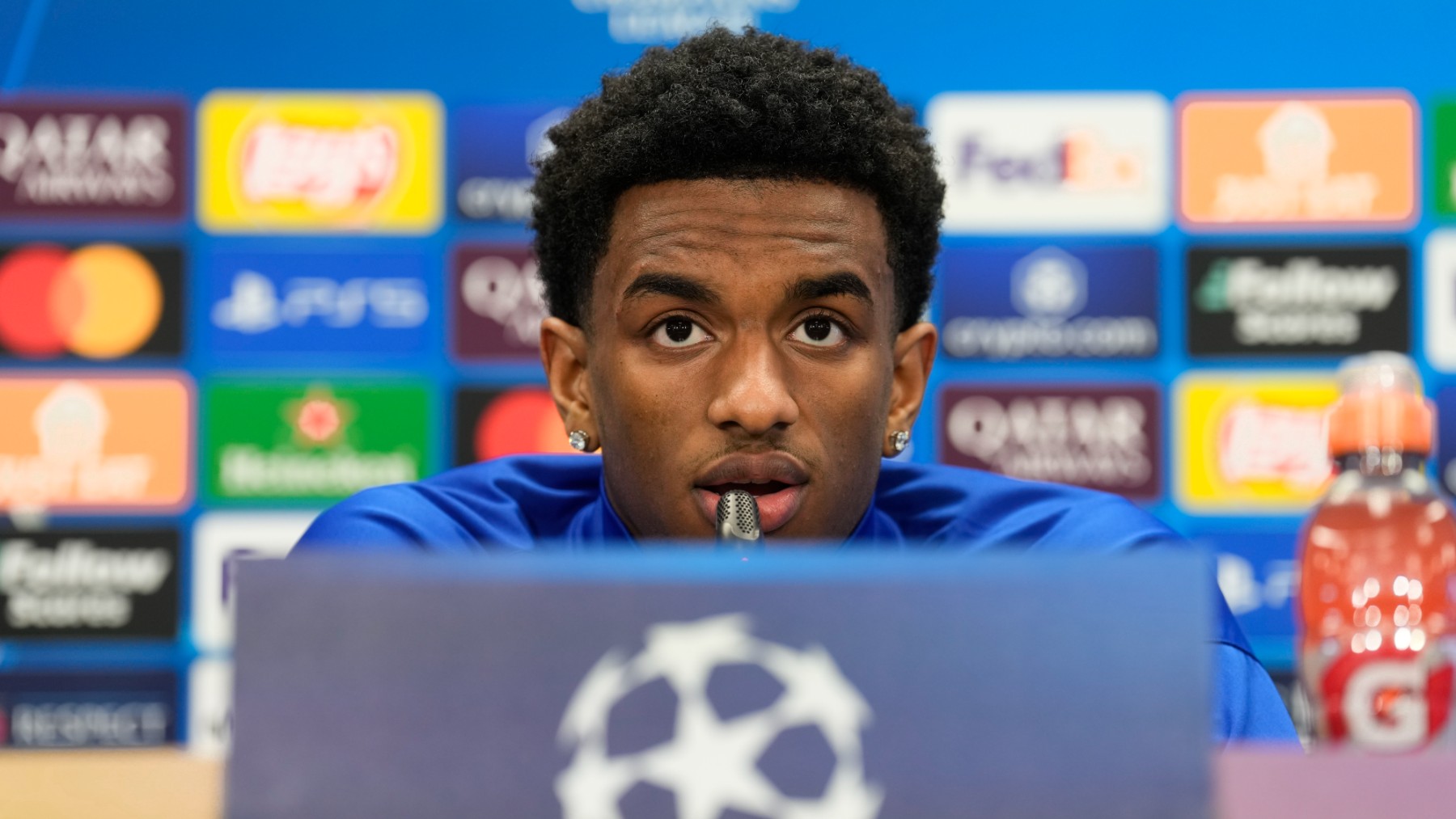 Alejandro Balde durante la rueda de prensa previa al Barcelona-Atalanta. (EFE)